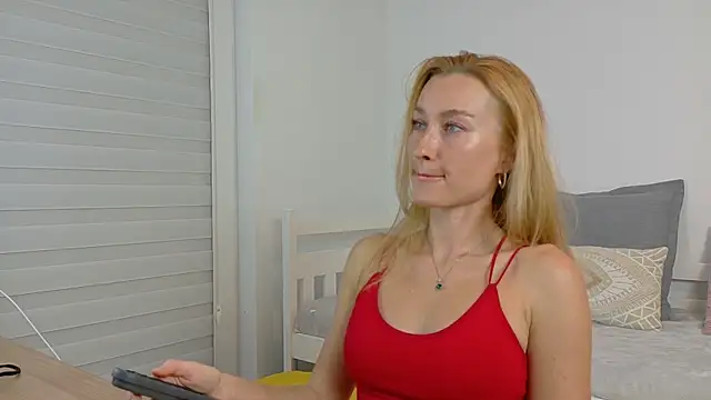 MysticRoxanne online show from 3, 10, 2025