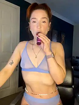 Snapshot of Cherry-L-28 chatting on 13, 11, 2025 Cherry-L-28 online show from 13, 11, 2025