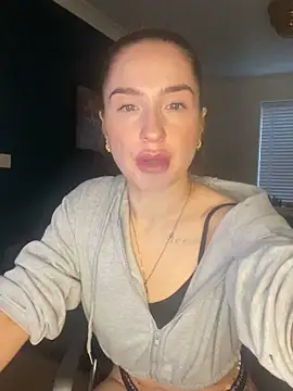 Snapshot of Cherry-L-28 chatting on 27, 11, 2025 Cherry-L-28 online show from 27, 11, 2025