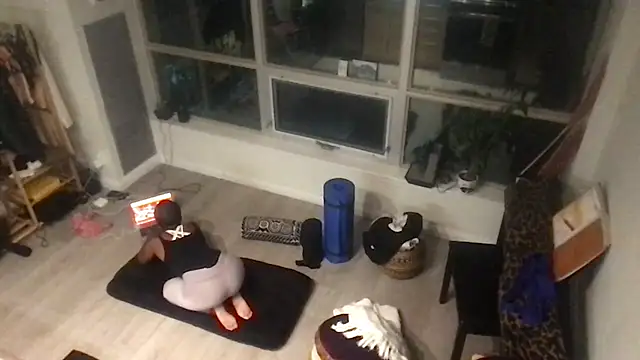 tia   fox online show from 28, 10, 2025