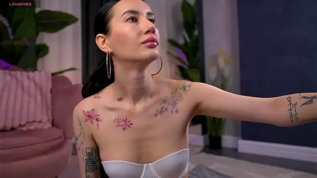 SerenaVelour online show from 6, 11, 2025