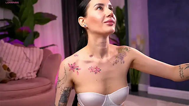 SerenaVelour online show from 12, 11, 2025