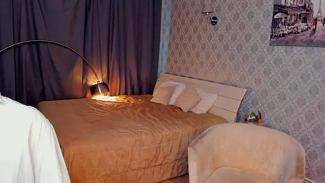 Snapshot of LibbyVenzeio chatting on 8, 11, 2025 LibbyVenzeio online show from 8, 11, 2025