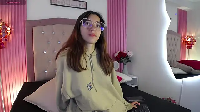 MarinetteLux online show from 11, 4, 2026