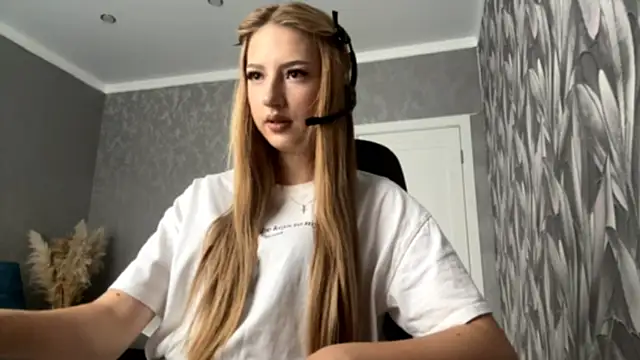 HollyCroker online show from 9, 10, 2025