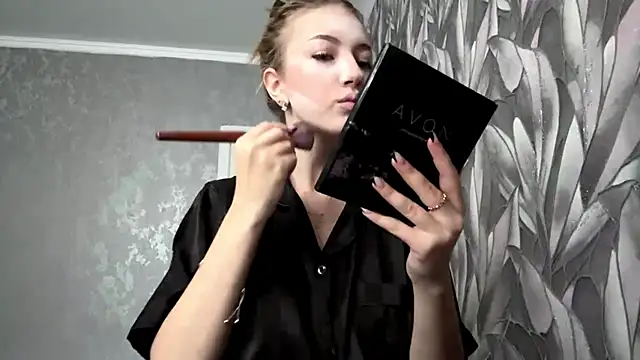 HollyCroker online show from 6, 11, 2025