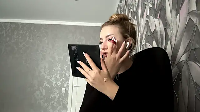 HollyCroker online show from 14, 11, 2025