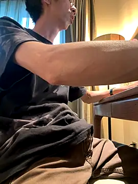 Snapshot of HenryLee1983-cums chatting on 7, 10, 2025 HenryLee1983-cums online show from 7, 10, 2025