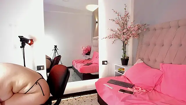 Xiomara Stwart online show from 30, 11, 2025