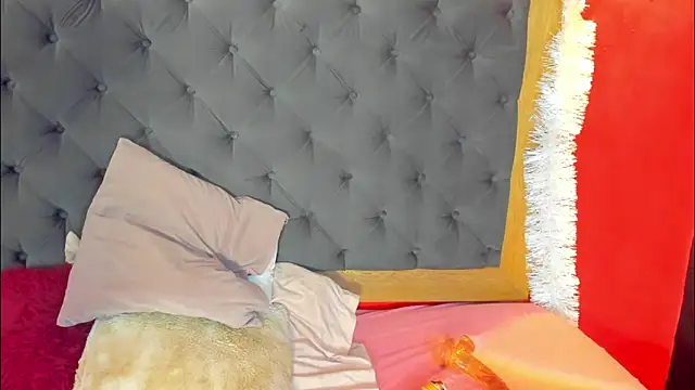 Xiomara Stwart online show from 4, 12, 2025