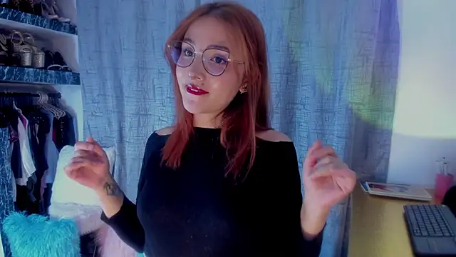 Snapshot of AmaruBloom chatting on 12, 10, 2025 AmaruBloom online show from 12, 10, 2025