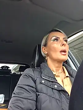 KirraWhite online show from 26, 10, 2025