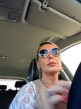 KirraWhite online show from 31, 10, 2025