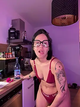 LaPetiteKim online show from 4, 2, 2026