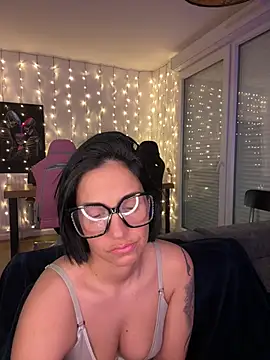 LaPetiteKim online show from 15, 2, 2026