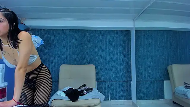 LeaMoreau22 online show from 16, 12, 2025