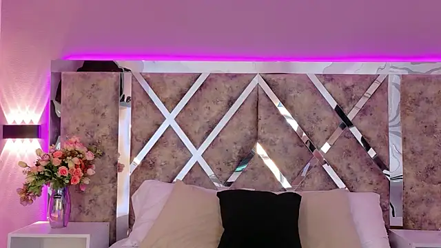 MeganR  online show from 8, 11, 2025