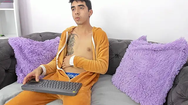 Hottie Guy online show from 17, 10, 2025