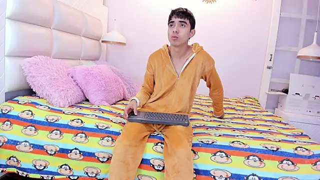 Hottie Guy online show from 15, 10, 2025