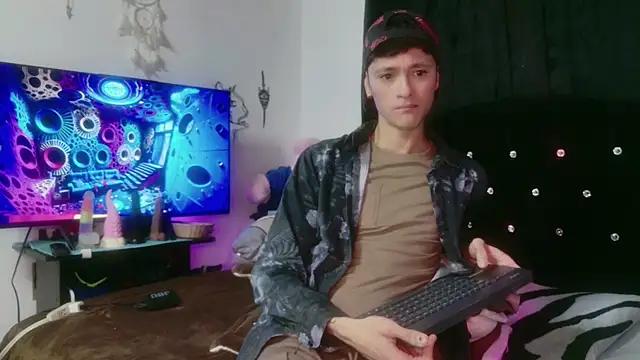 Tyler cat online show from 25, 11, 2025