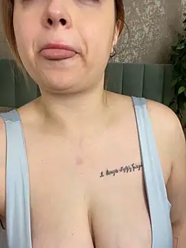 KellyMoors online show from 9, 10, 2025