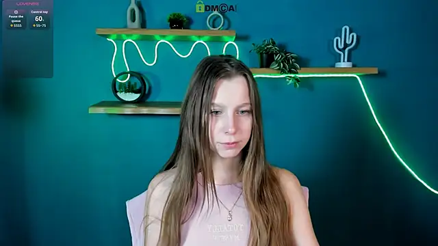 esme moore  online show from 23, 11, 2025