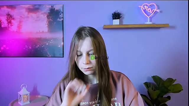 esme moore  online show from 6, 11, 2025