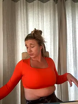 MimiMaee online show from 5, 11, 2025