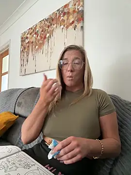 MimiMaee online show from 22, 10, 2025