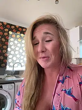 MimiMaee online show from 27, 10, 2025