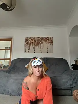 MimiMaee online show from 13, 10, 2025