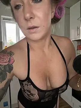 MimiMaee online show from 3, 11, 2025