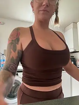 MimiMaee online show from 19, 10, 2025