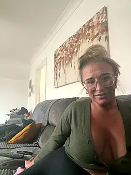 MimiMaee online show from 17, 10, 2025