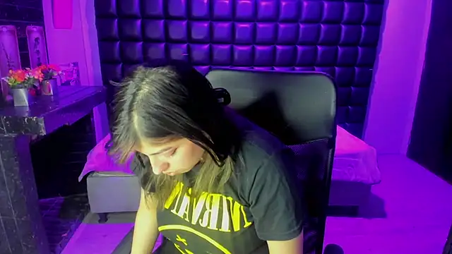 Violetta Swett  online show from 16, 12, 2025