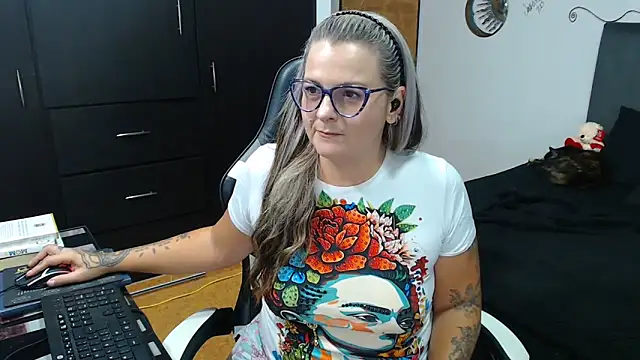 perlagoloza05 online show from 28, 10, 2025