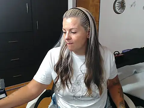 perlagoloza05 online show from 6, 10, 2025