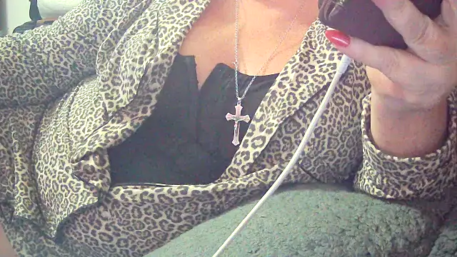 Snapshot of Playful_MILF_Demi chatting on 4, 2, 2026 Playful MILF Demi online show from 4, 2, 2026