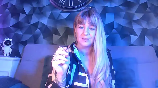 Delichieuse5 online show from 8, 1, 2025