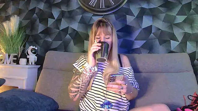 Delichieuse5 online show from 1, 3, 2025