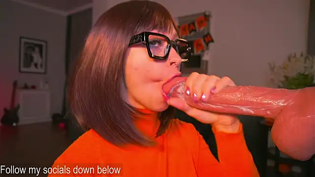 karolineneuer  online show from 30, 10, 2025