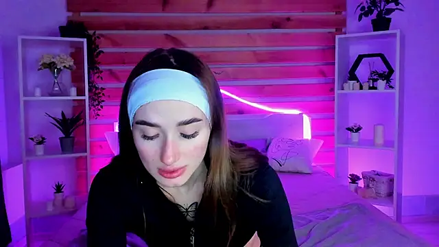 Olivia Grantt online show from 19, 11, 2025