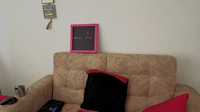 hollycute   online show from 4, 11, 2025