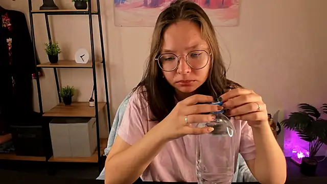 Nuura Moore online show from 21, 10, 2025