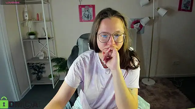 Nuura Moore online show from 9, 2, 2026