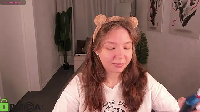 Nuura Moore online show from 6, 2, 2026