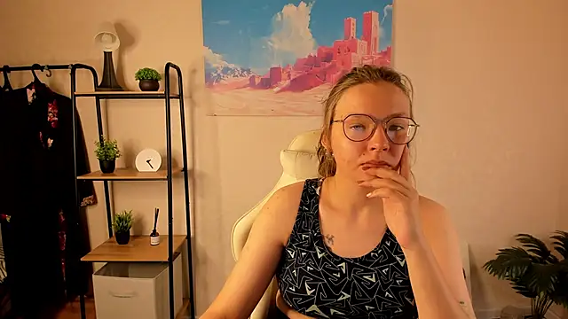 Nuura Moore online show from 13, 10, 2025