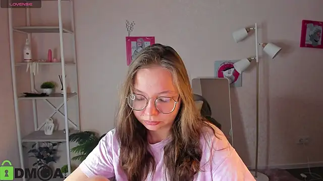 Nuura Moore online show from 10, 2, 2026