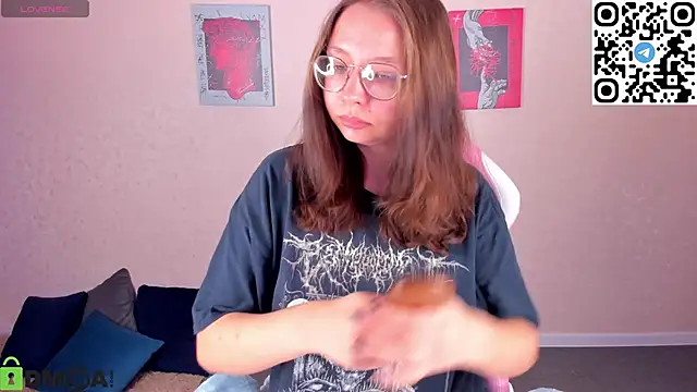 Nuura Moore online show from 12, 11, 2025