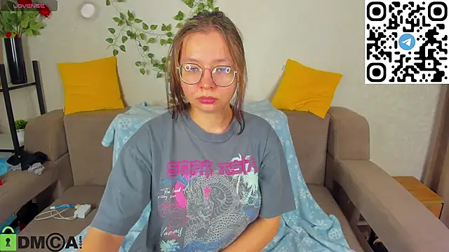 Nuura Moore online show from 2, 12, 2025